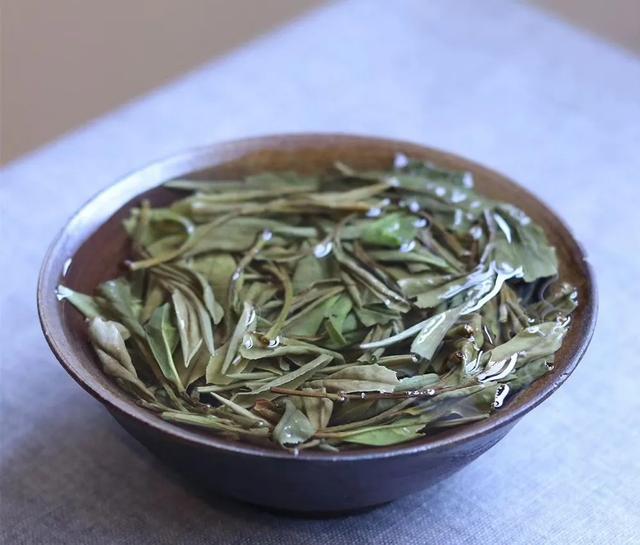 白茶茶汤里小气泡久久不散，说明茶汤有什么特质？