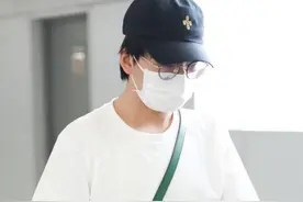 “大林子”郭麒麟现身机场，黑白简单搭配少年感满分图片