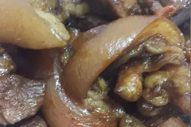 猪脚用两罐啤酒这样炖起来，好吃的停不下来，大厨看了都收藏了视频封面
