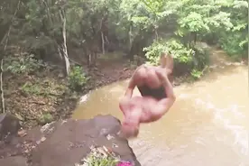 老外又再作了！挑战后空翻头碰到岩壁砸入水中，摔断了14根肋骨视频封面