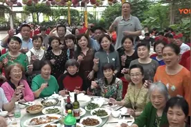 毕业40年师生聚会，唱着昔日经典老歌，仿佛回到了当年的青葱岁月