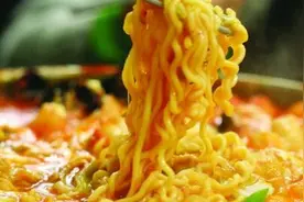 妈妈切记！孩子再饿也不能吃的3类食物，对身体伤害大！