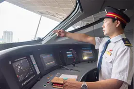 高铁司机在火车行驶时，该怎么上厕所？答案你绝对想不到视频封面