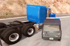 BeamNG：警车在悬崖弯道追逐擎天柱卡车，几度几乎摔下悬崖视频封面