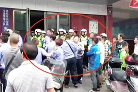 湖南耒阳交警因停车跟执法人员起冲突 双方责任人均停职调查视频封面