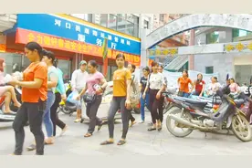 来到云南河口，这里有很多来中国打工的越南女人，十分热闹视频封面