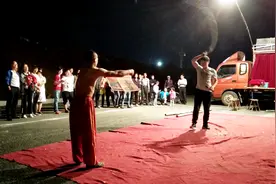 实拍街头杂技团，明明知道是骗人的，观众还是慷慨解囊，这是为啥视频封面