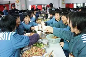 女犯人在看守所里面的生活环境是什么样的？快来了解一下视频封面
