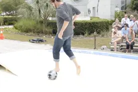 非牛顿流体是什么？足球放在上面，不可思议的现象发生了！视频封面