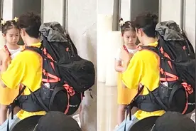 戚薇女儿双丸子头录节目神似妈妈 皱眉噘嘴小表情萌翻视频封面