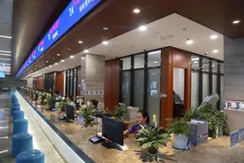 在家刷脸就能办证 景宁发出丽水首张一证通办营业执照图片
