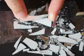 玻璃打碎难清理？教你一招，用它按一按，1分钟玻璃彻底清理干净视频封面