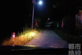 情侣深夜进山露营突遇暴雨致车辆遇险 鄠邑民警雨夜救援图片