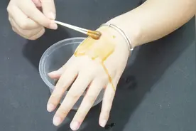 把生抽涂抹在手上，解决了不少经常做饭人的烦恼，现在知道还不晚视频封面