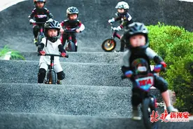 儿童也能上专业赛道？北京西红门体育公园让孩子骑着平衡车嗨起来图片