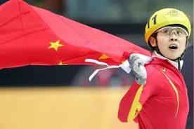 兜兜转转！速滑天才因打架被开除，如今再度回归熟悉的赛场视频封面