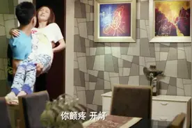 老婆得痔疮不方便，老公抱她上厕所却不让进，老公：什么没见过视频封面