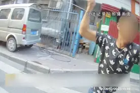 西安：男子酒后校门口当着众人的面做不雅举动 民警劝阻反被咬！视频封面