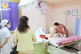 孕妇在产房艰难生产，婆婆对天祈祷念念有词，孩子平安降生视频封面