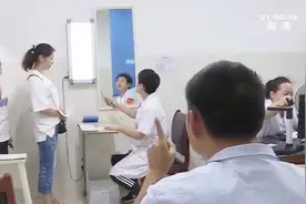 男子左脚轻度残疾 考驾照没问题 为何更换驾驶证却过不了体检呢？视频封面