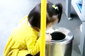 暖心！怕弄脏公交车，女童蹲垃圾桶旁吃雪糕，网友：父母教得好视频封面