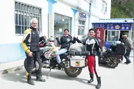 60岁老外骑600斤摩托车走西藏，23岁中国小伙子都驾驭不了！视频封面