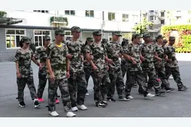 盲人学生的特殊军训：为保持平衡手挽手视频封面