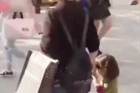 女子买维密内衣，防盗扣店家未取下，一口咬下去崩掉一万八视频封面