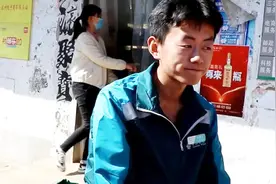 95年的小伙送报纸多年，这种工作你愿意干吗？小伙对工资特别满意视频封面