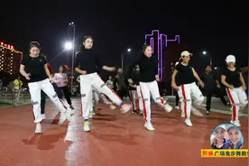 广场上一群年轻人齐跳超动感的广场舞《囧架架》16步，简单好学