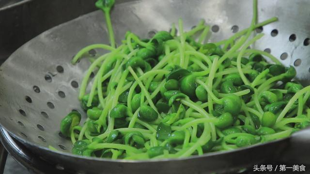 一斤青豆苗，半个红椒，厨师长分享一个家常简单的做法，值得收藏