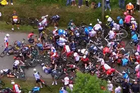 两次大规模摔车，珍宝车队险遭团灭！环法首个赛段阿拉菲利普夺冠图片