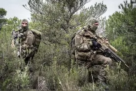 为何狙击手宁愿少带子弹，不带消音器，也要带上这个？涨知识了图片