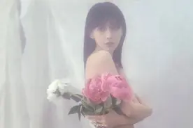 迷人小妖精Aanglebaby时尚大片首曝光，露香肩，娇媚眼神惹人爱图片