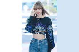 Lisa的小蛮腰绝了！将露脐装+牛仔裤穿得出彩，很潮很有范儿图片