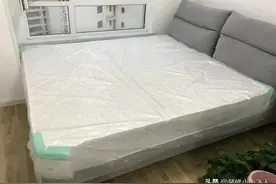 裹住床垫的塑料膜有必要撕掉吗？听老师傅的话，后悔我家一直做错图片