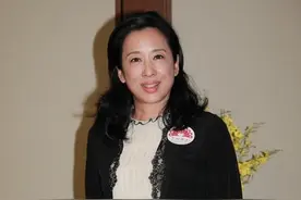 郭晶晶婆婆不像63岁，穿深色外套显年轻，一眼能看出是不是阔太太图片