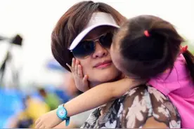 前央视主持李小萌晒女儿，小眼睛未继承高颜值，10岁身高已超150图片