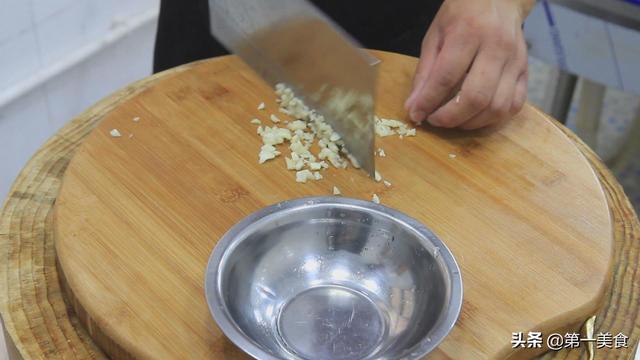 厨师长教你一道，快手凉拌菜“麻辣油皮”的做法，10分钟做一大盘