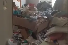 20岁美女租房半年，房东打开门傻眼：堆满垃圾，租客还躺着睡觉图片