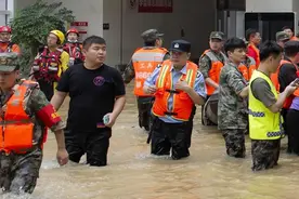 为了抗洪救灾 他再次推迟婚期“结婚可以再等等，但是救灾不能等！”图片
