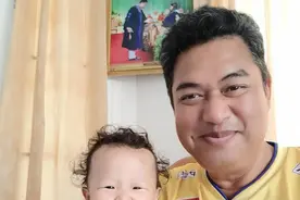 前中国女排队长嫁年长12岁泰国名帅 40岁生子基因强大太像了图片