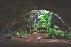 泰国旅游除了玩海还有探险，帕亚那空山洞是华欣最有趣的探险洞穴图片