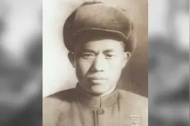 1958年，当首长路过一处县城时，发现粮仓警卫竟是牺牲5年的战友图片