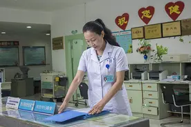 为什么医生一查房就是乌泱泱的一堆人，还总是背着手？是规定吗？图片