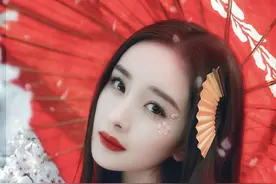 杨幂身穿红色格子衫，穿超短裤秀细长美腿图片