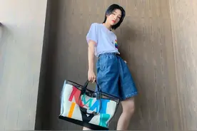 Yamy私服照，身着简约彩虹logoT恤，搭配宽松牛仔短裤图片