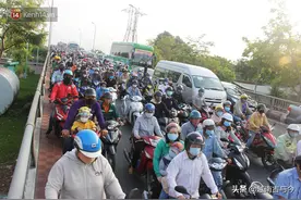 五一劳动节假期结束，越南摩托车打工大军进城，大排长龙数公里图片