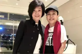 61岁小龙女陈玉莲露面，素颜出镜疑身材发福，带发修行21年仍单身图片