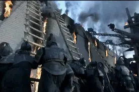 守城士兵为何不推倒梯子，反而费力用石头去砸，士兵：笨蛋才去推图片